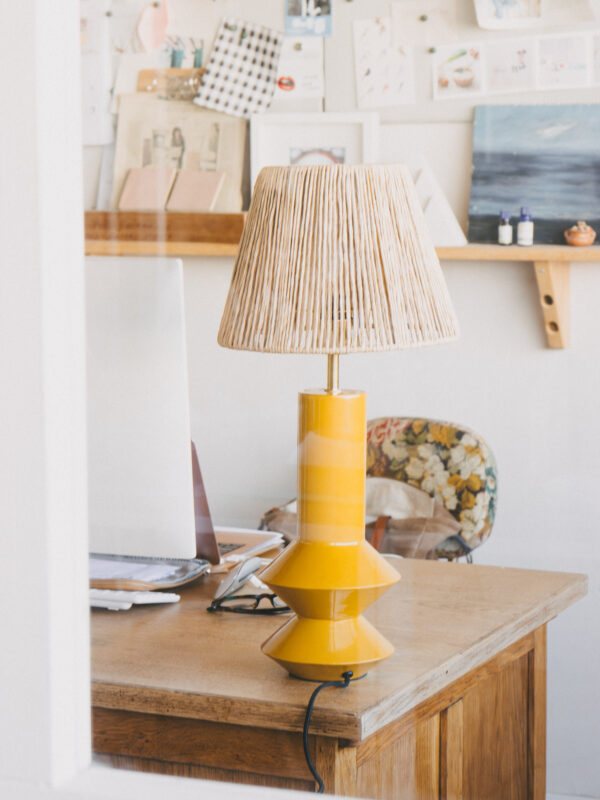 Lámpara de pie amarilla