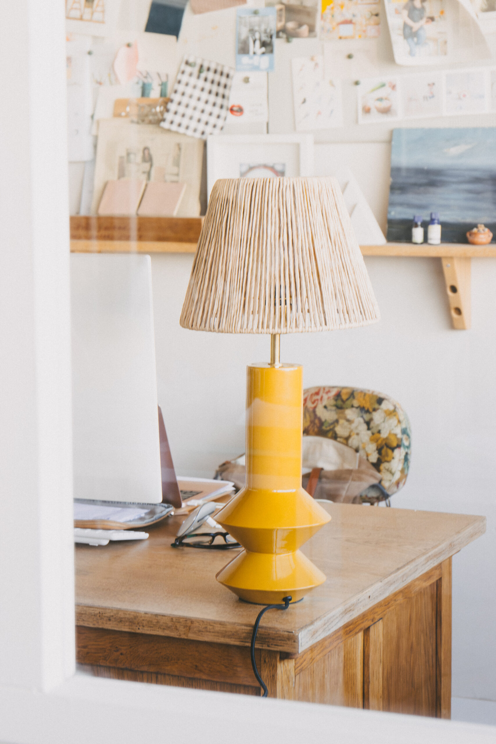 Lámpara de pie amarilla