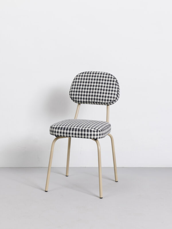 silla retro vichy blanco y negro con acabado rosa nude